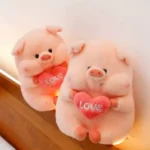 عروسک خوک قلب به دست